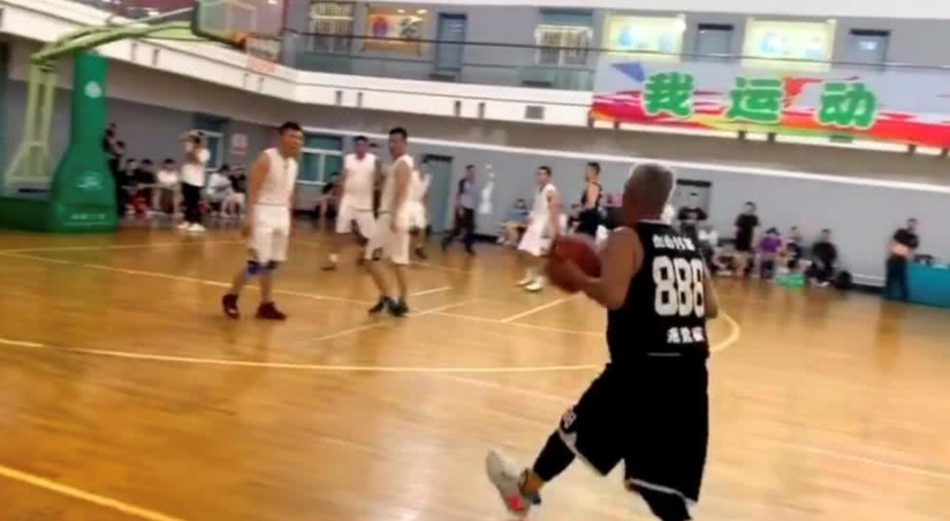 62岁赵本山三分百发百中 儿女现身助威