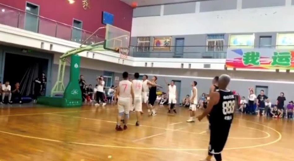 62岁赵本山三分百发百中 儿女现身助威