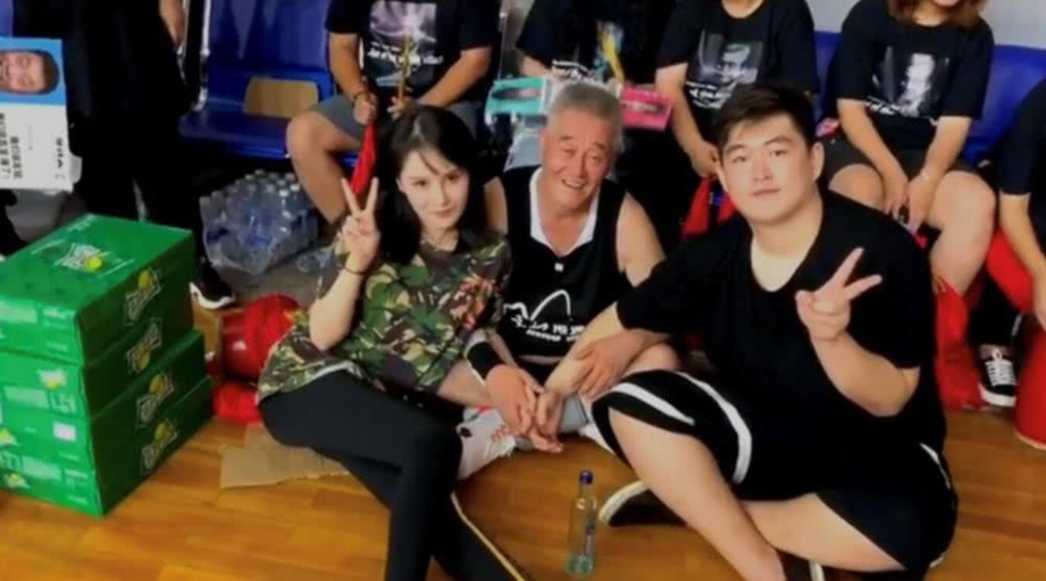 62岁赵本山三分百发百中 儿女现身助威