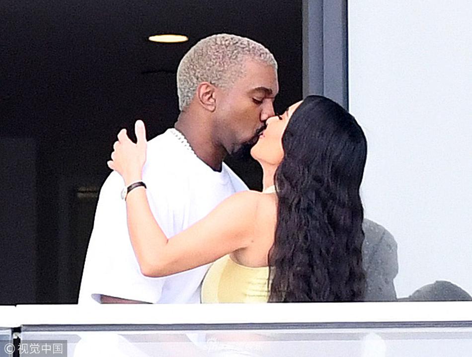 金-卡戴珊与老公在阳台热情拥吻_高清图集_新浪网