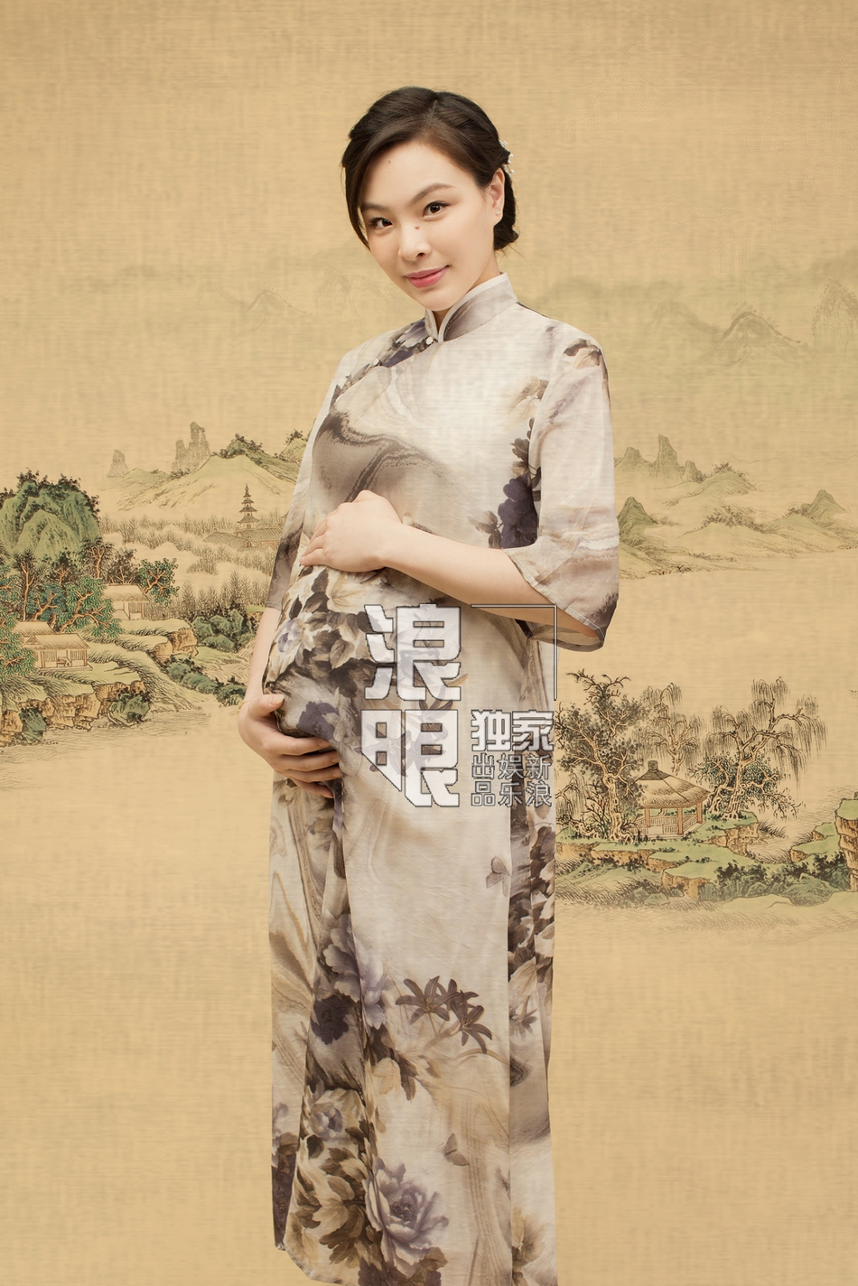 独家：吴敏霞孕期写真 挺孕肚与老公水底漫游