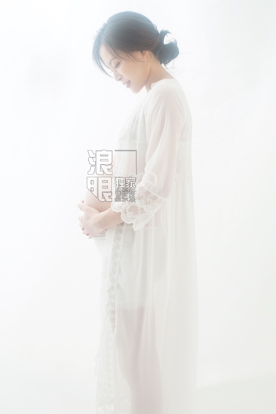 独家：吴敏霞孕期写真 挺孕肚与老公水底漫游