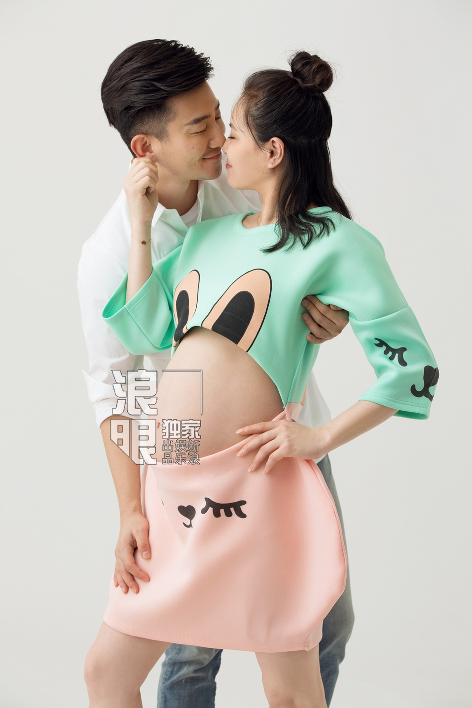 独家：吴敏霞孕期写真 挺孕肚与老公水底漫游