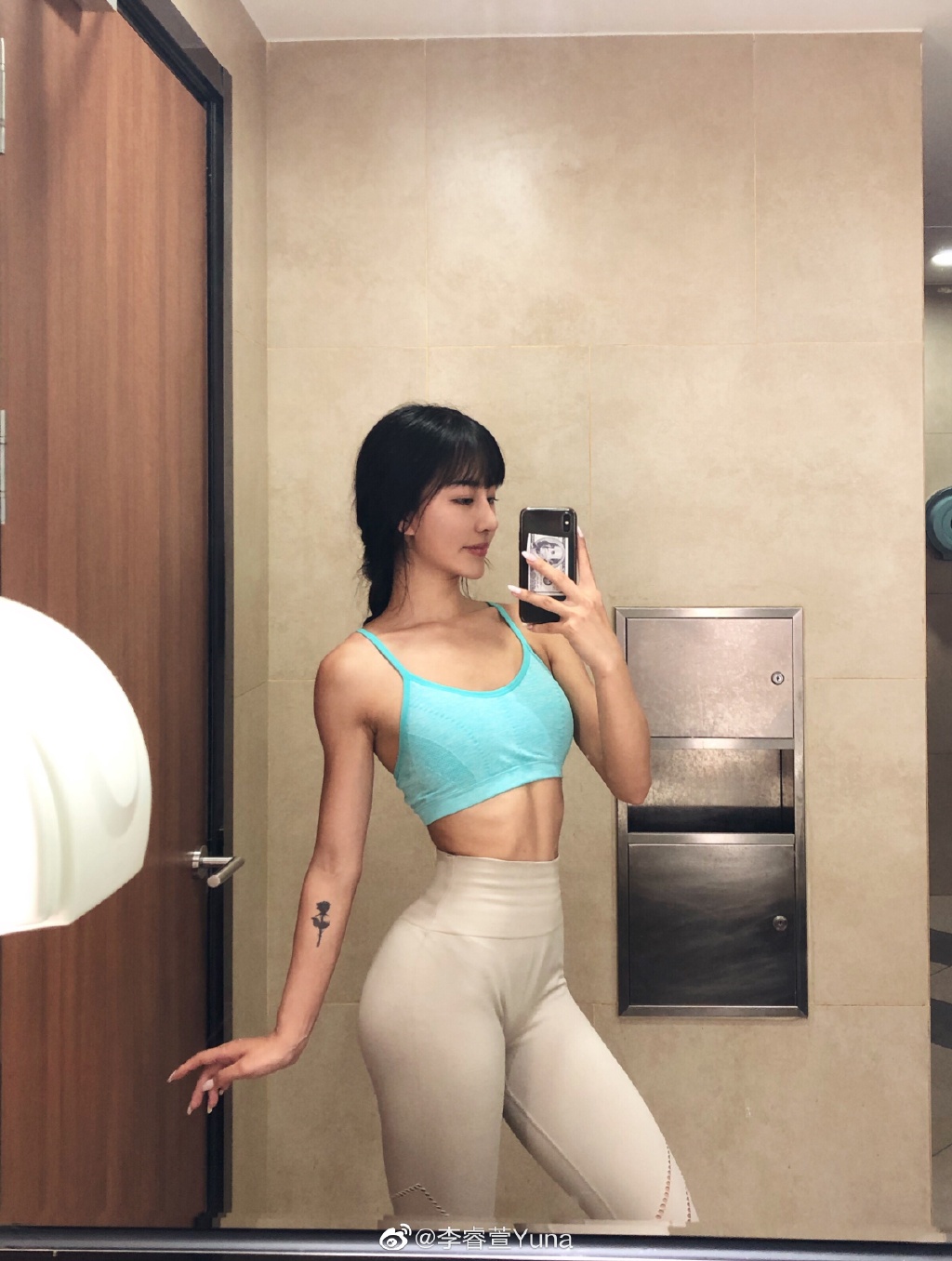 爱篮球爱健身的美女 感受一下她的大长腿