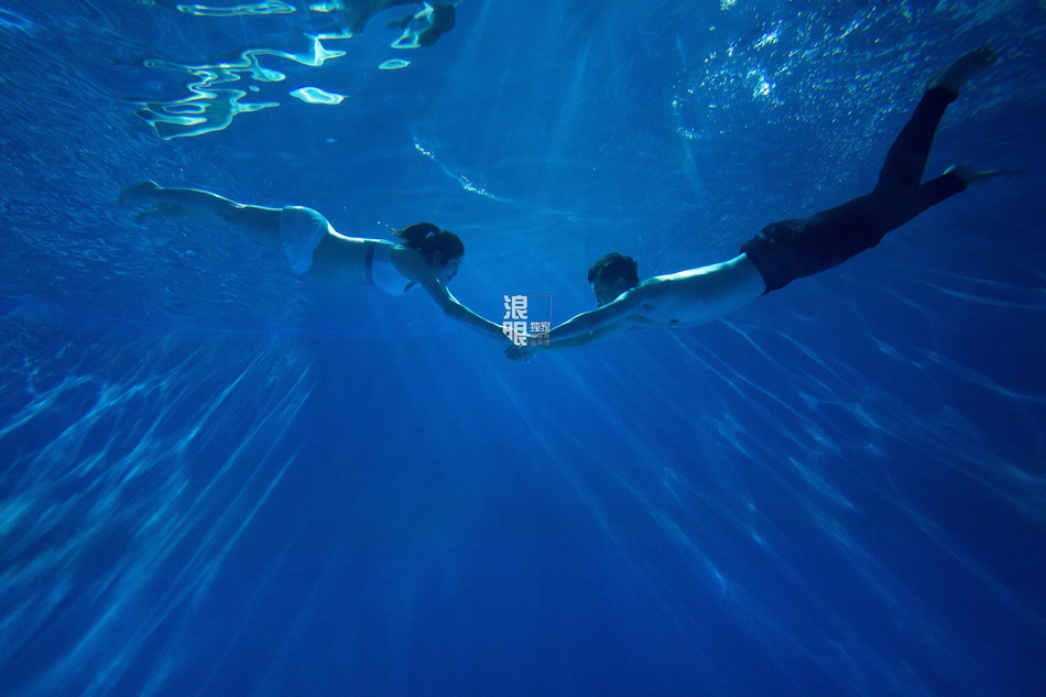 独家：吴敏霞孕期写真 挺孕肚与老公水底漫游