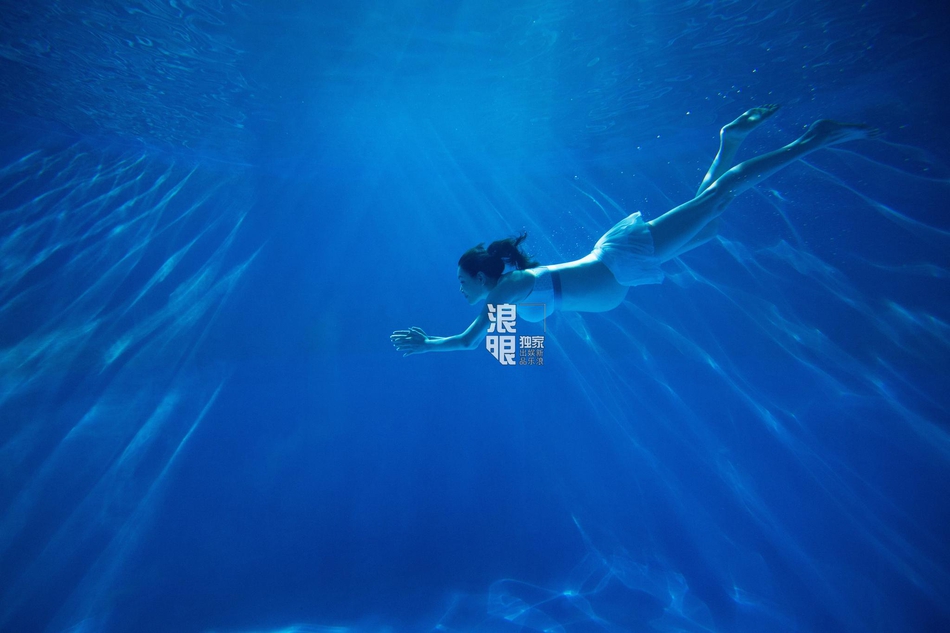 独家：吴敏霞孕期写真 挺孕肚与老公水底漫游