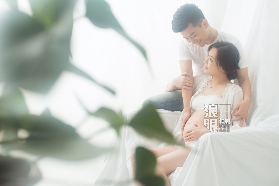独家：吴敏霞孕期写真 挺孕肚与老公水底漫游