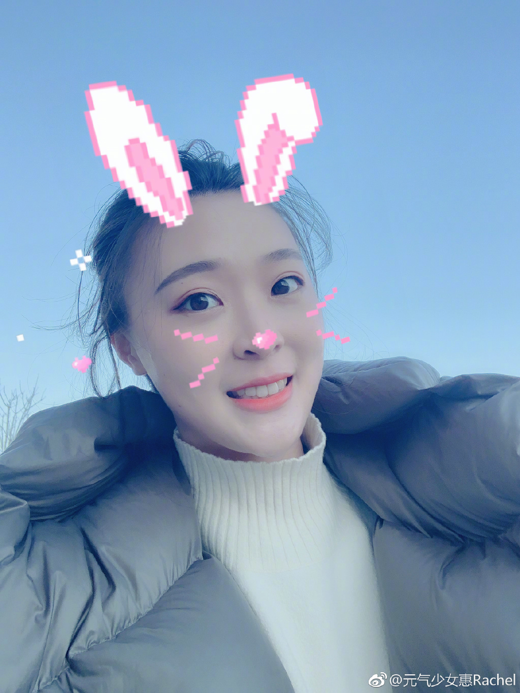 惠若琪玩自拍萌出新高度