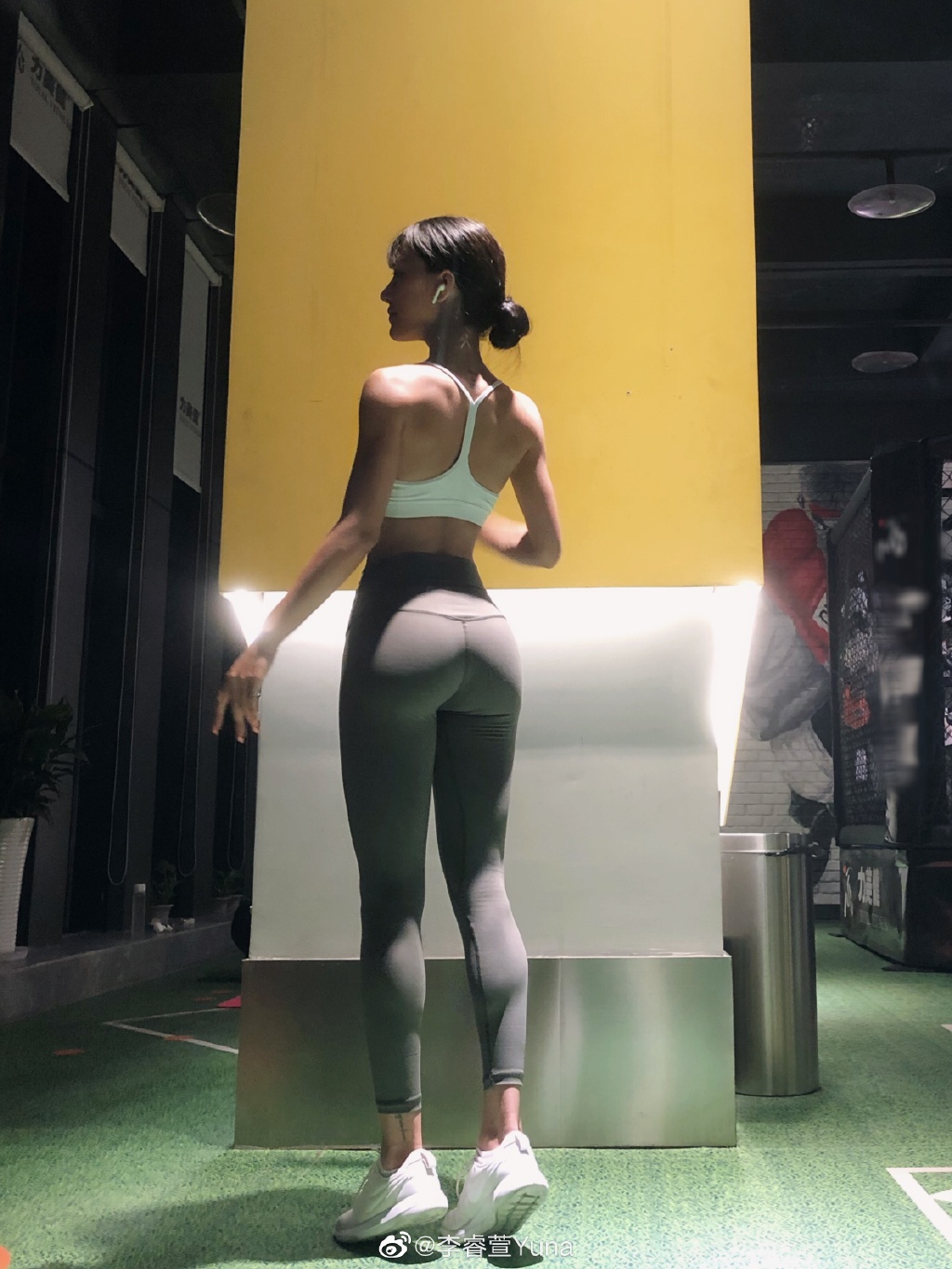 爱篮球爱健身的美女 感受一下她的大长腿