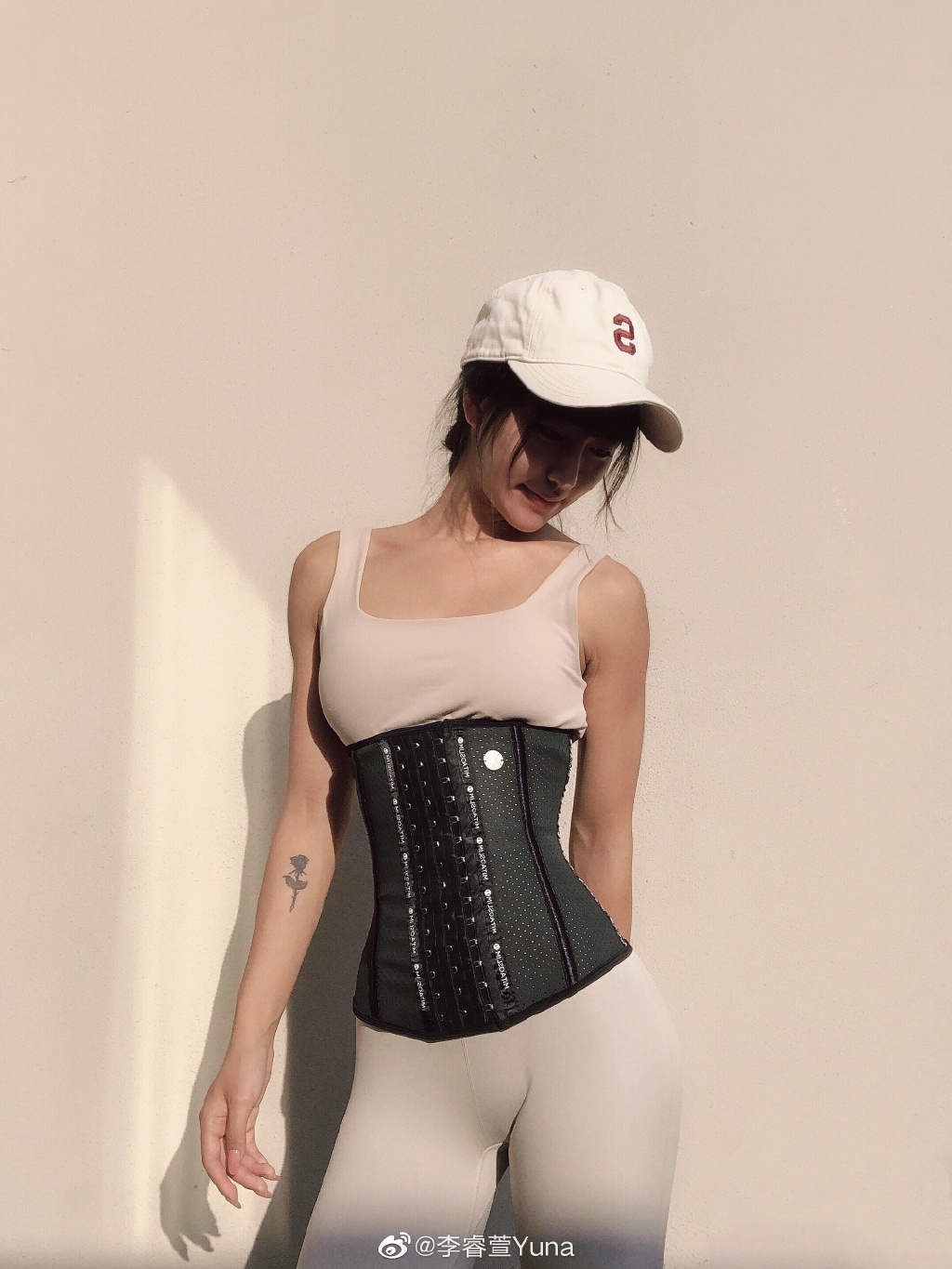 爱篮球爱健身的美女 感受一下她的大长腿