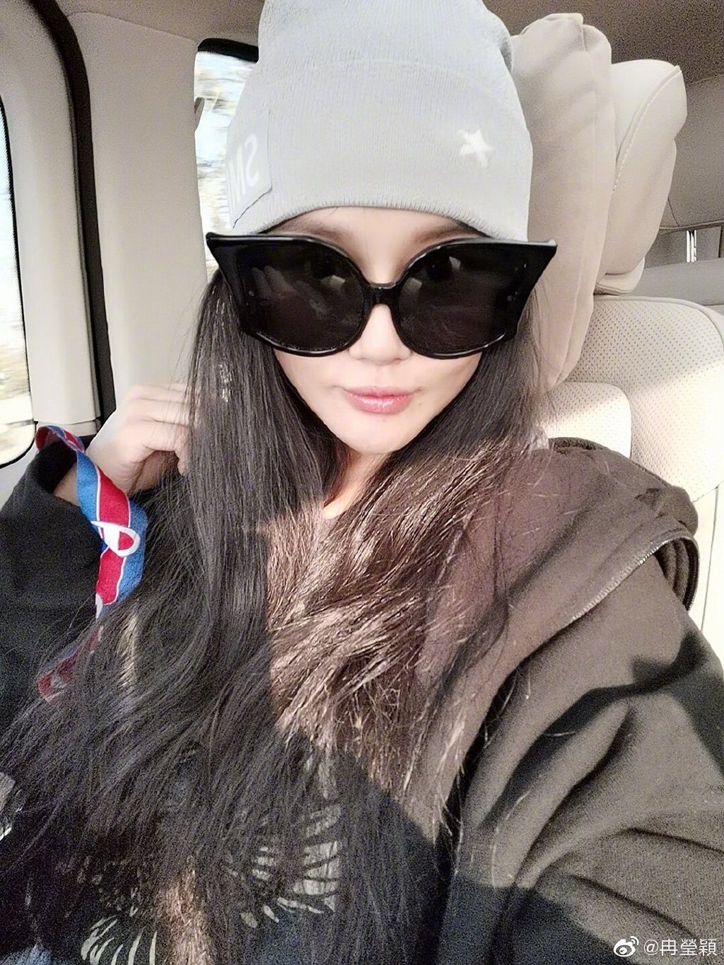 拳王邹市明美妻发自拍秀恩爱 短裙+大长腿相当吸睛