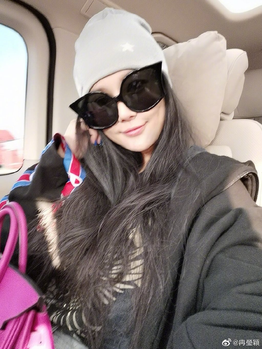 拳王邹市明美妻发自拍秀恩爱 短裙+大长腿相当吸睛