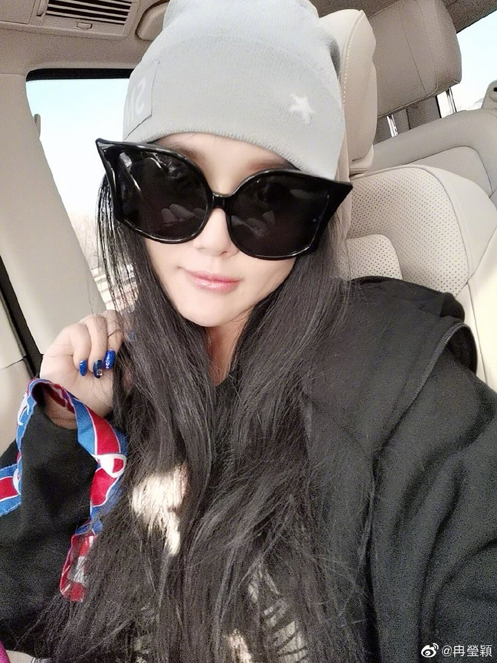 拳王邹市明美妻发自拍秀恩爱 短裙+大长腿相当吸睛