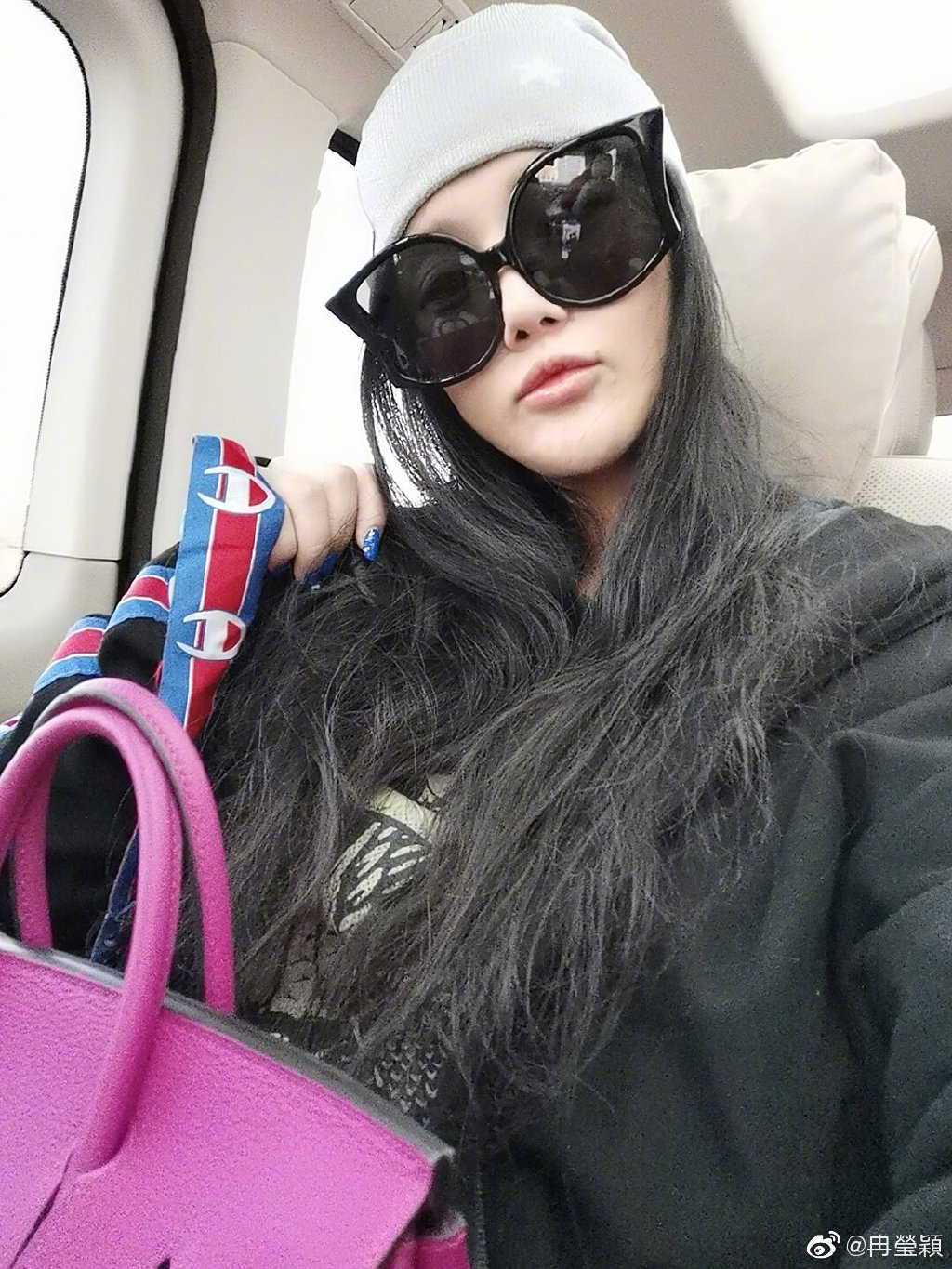 拳王邹市明美妻发自拍秀恩爱 短裙+大长腿相当吸睛