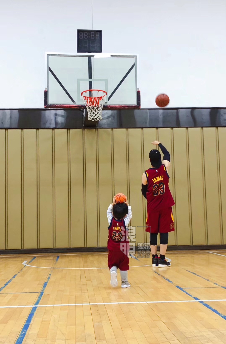 黄晓明晒祖孙三代打篮球照 都是詹皇球迷