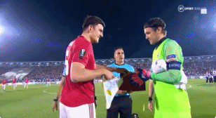 逗！曼联队长忘挑边被裁判喊回