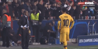 咋想？丢球后梅西久久盯着巴帅