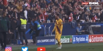 咋想？丢球后梅西久久盯着巴帅