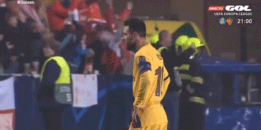 咋想？丢球后梅西久久盯着巴帅