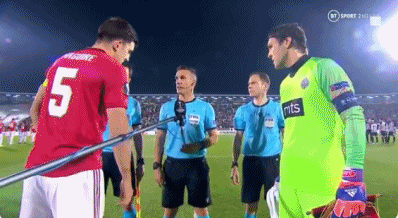 逗！曼联队长忘挑边被裁判喊回