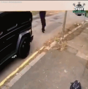 惊险！厄齐尔遭持刀歹徒追砍