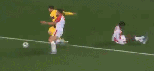 爽啊！铁卫防下梅西 激情庆祝