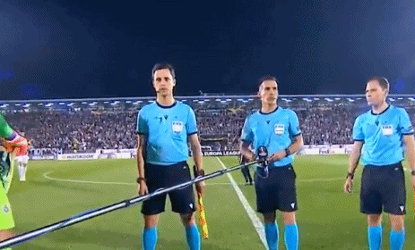 逗！曼联队长忘挑边被裁判喊回