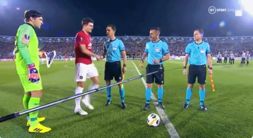 逗！曼联队长忘挑边被裁判喊回