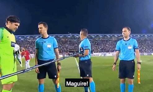 逗！曼联队长忘挑边被裁判喊回