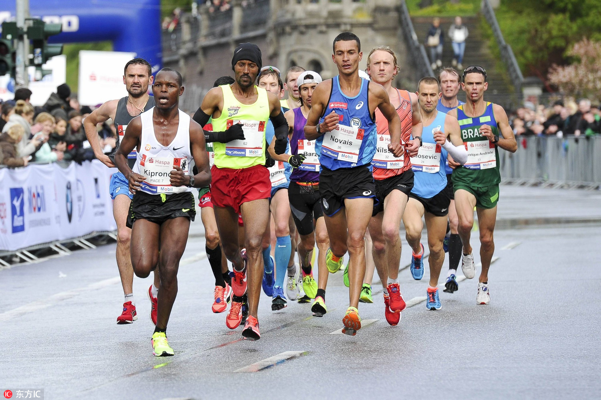 汉堡马拉松赛举行 选手古城穿越
