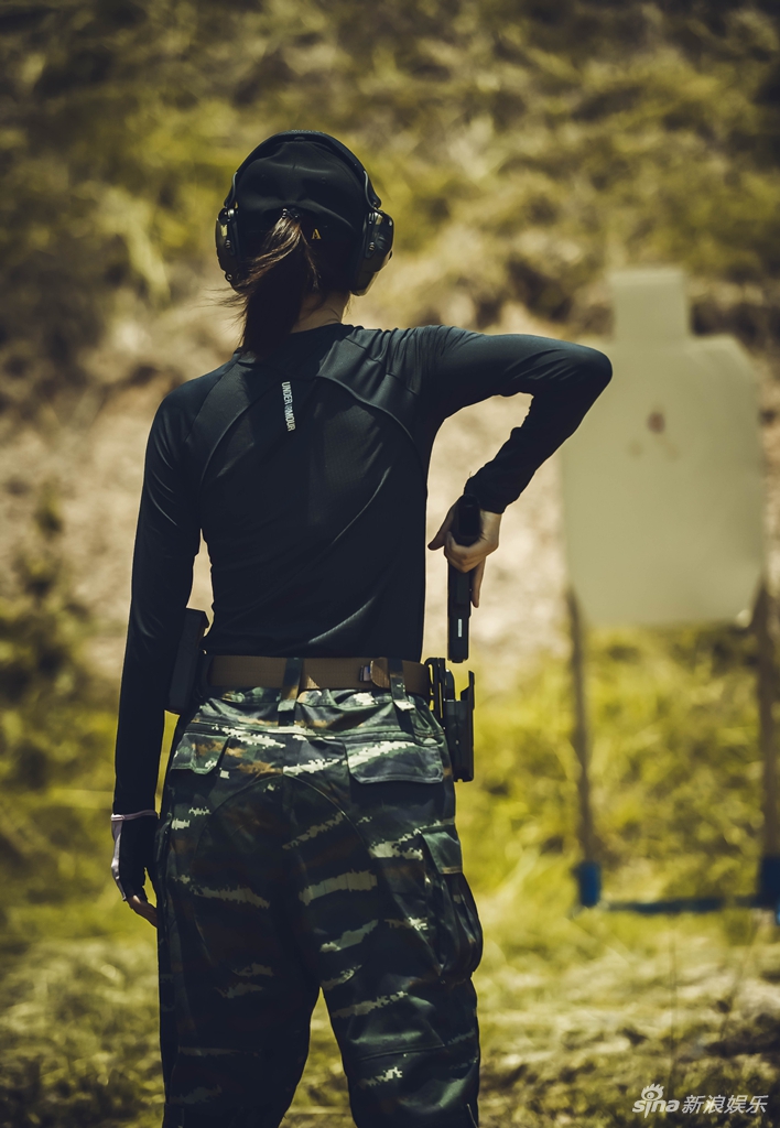 孙铱射击场上现英姿 真枪实弹身手不凡