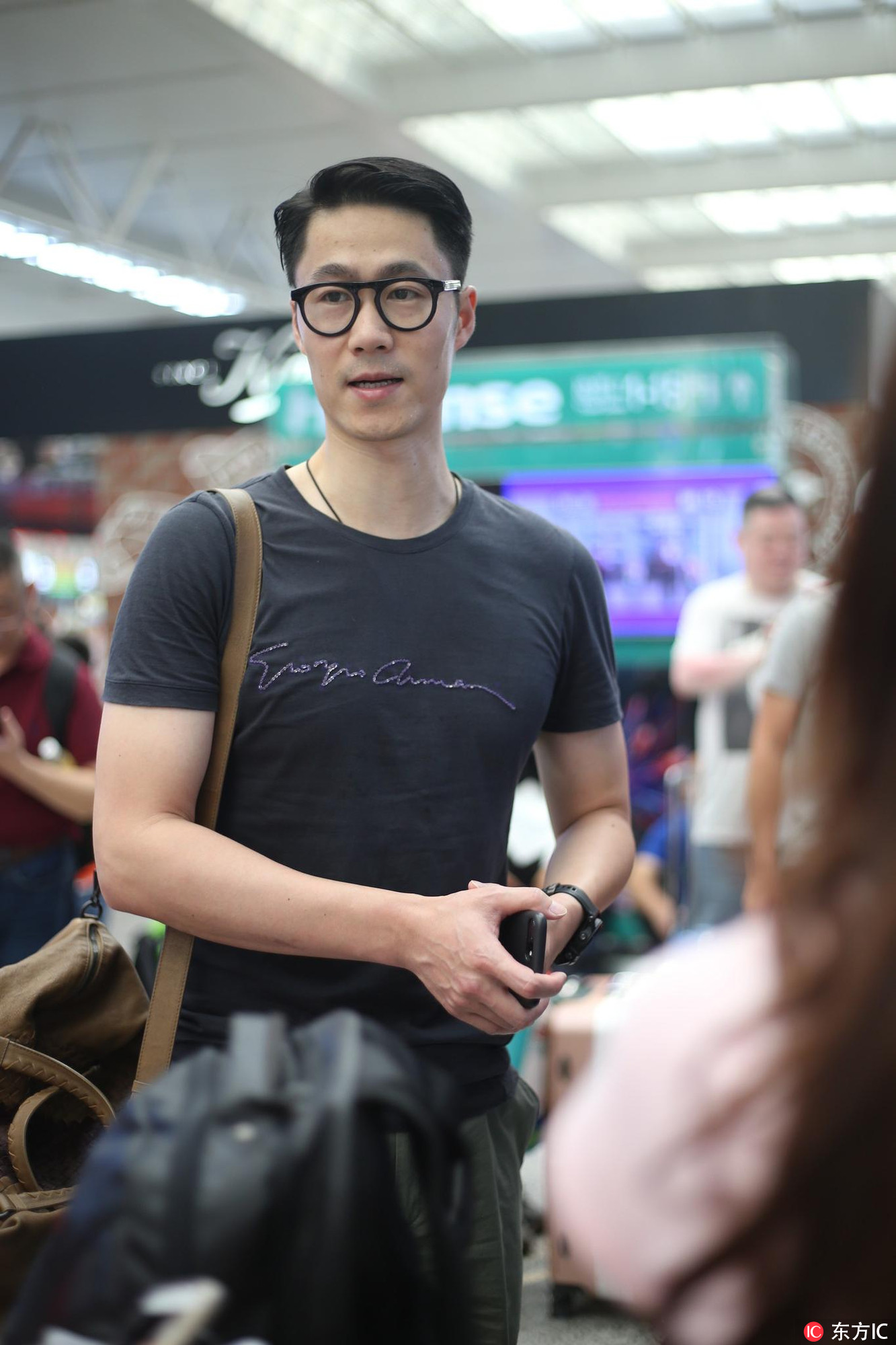 王励勤现身上海机场 黑框眼镜 标致身材儒雅绅士