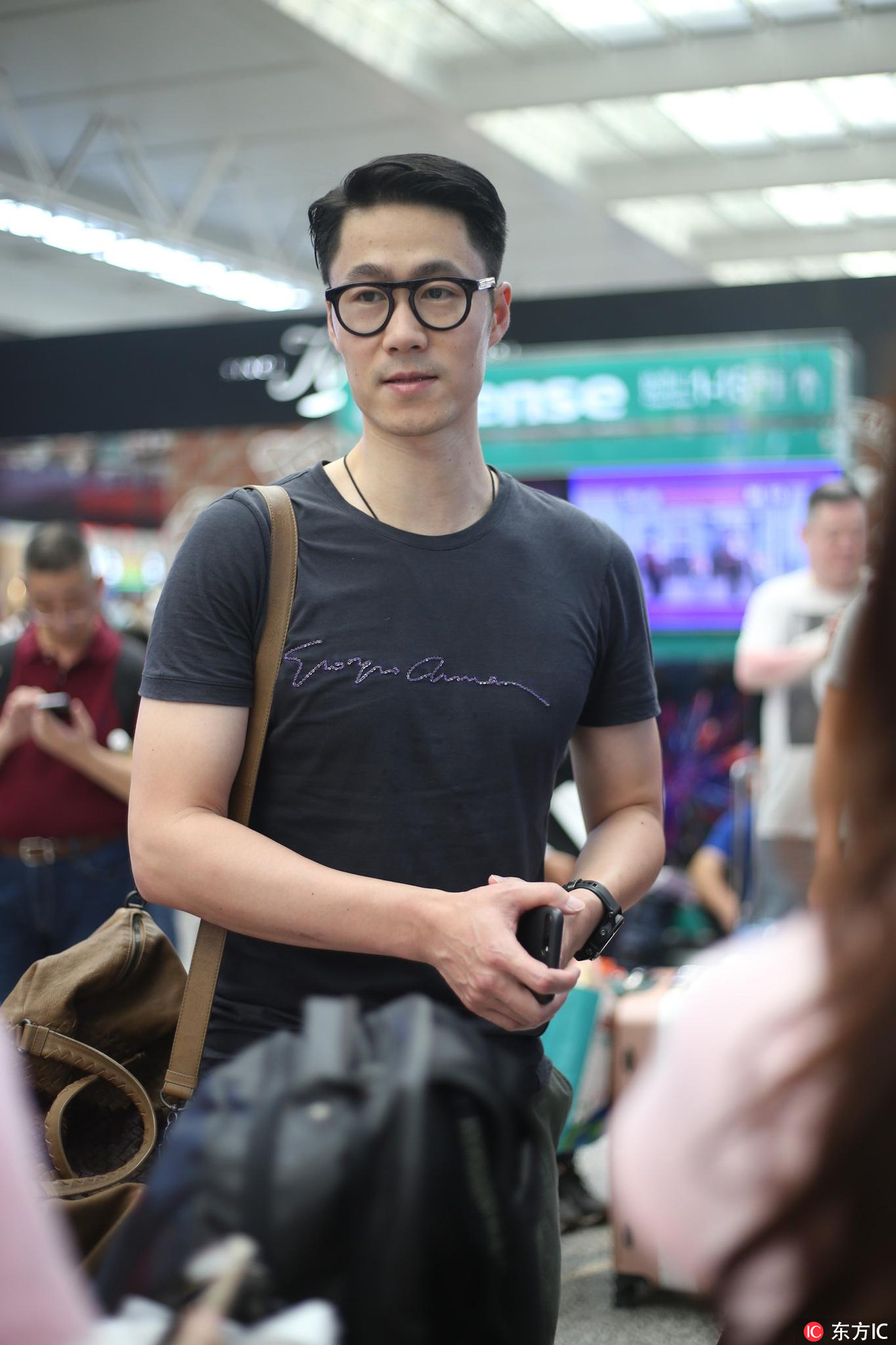 王励勤现身上海机场 黑框眼镜 标致身材儒雅绅士