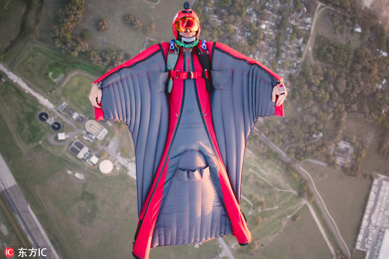 刺激!美国跳伞员上演翼装飞行