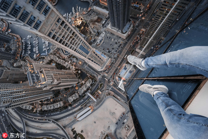 国外爬楼党在城市之巅俯览美景