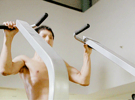 宋仲基赤膊健身肌肉线条完美