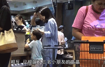 郭晶晶带长子逛超市身形苗条