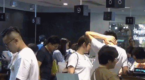 郭晶晶带长子逛超市身形苗条