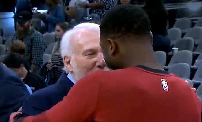 泪目！波波韦德深情拥抱致意