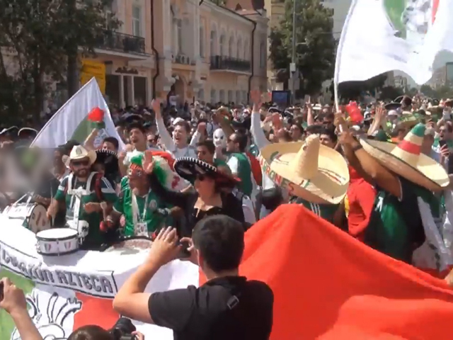 墨西哥球迷赛后尽情欢庆