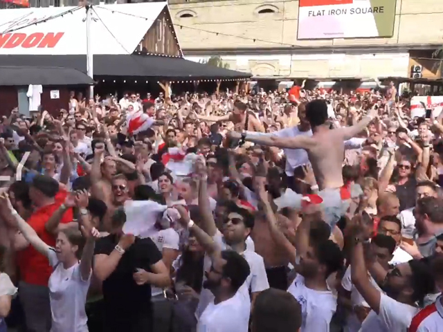 英格兰球迷赤膊高歌欢庆