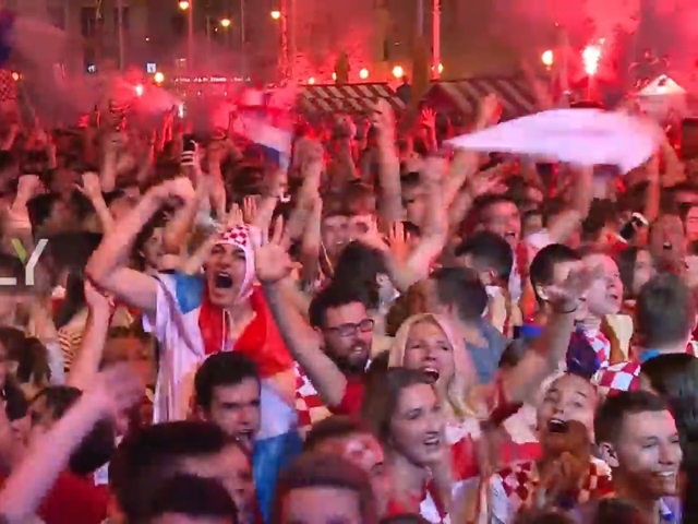 克罗地亚球迷疯狂尖叫庆祝