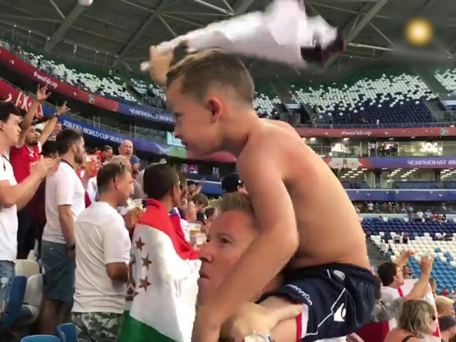 萌！英格兰小球迷脱衣庆祝