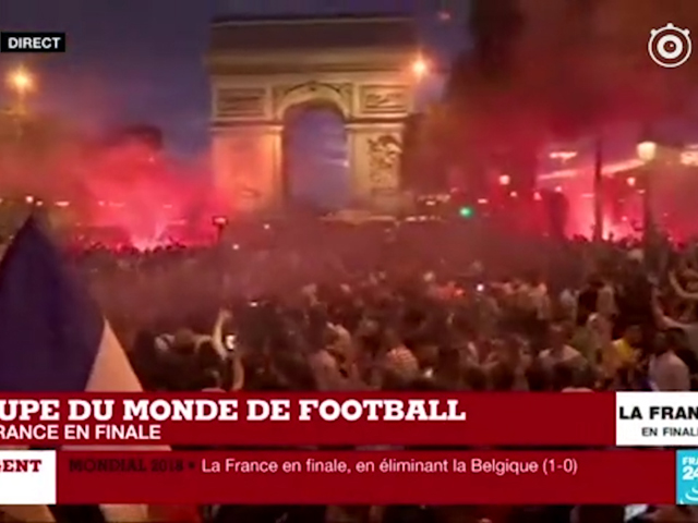 球迷凯旋门燃放烟火庆祝