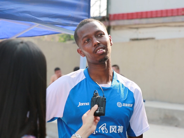 天气热踢球怎么解暑？