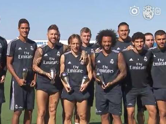 皇马全队合影FIFA奖杯