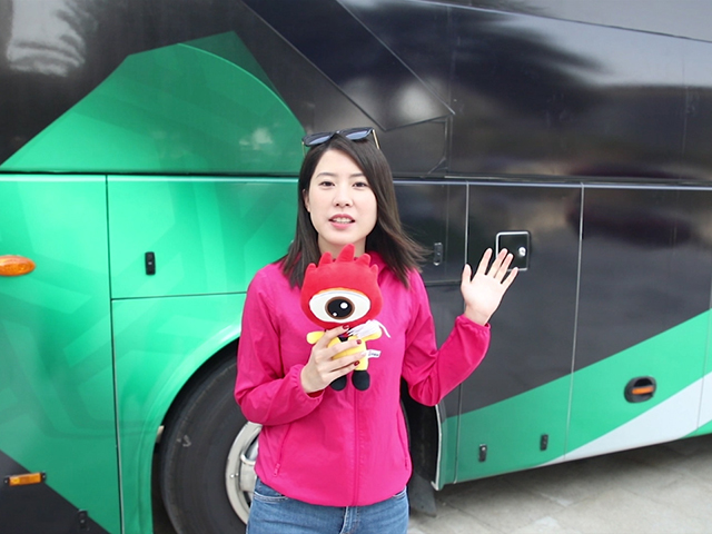 走进国足亚洲杯大巴车