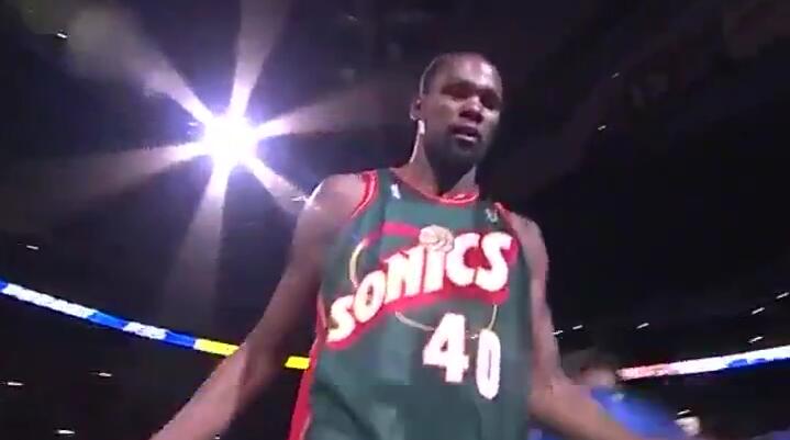 特别敬意！KD穿坎普球衣出场