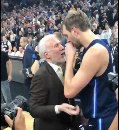 赛后德克和波波维奇拥抱致意