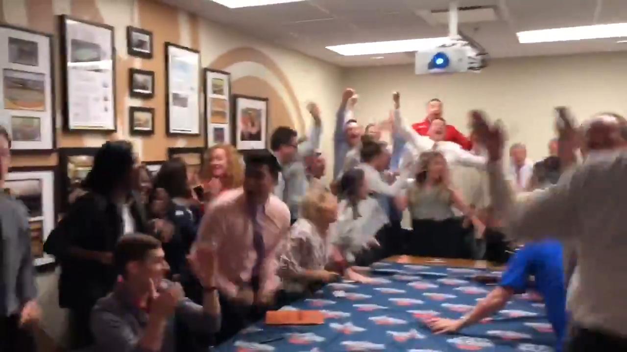 鹈鹕获状元签办公室疯狂庆祝